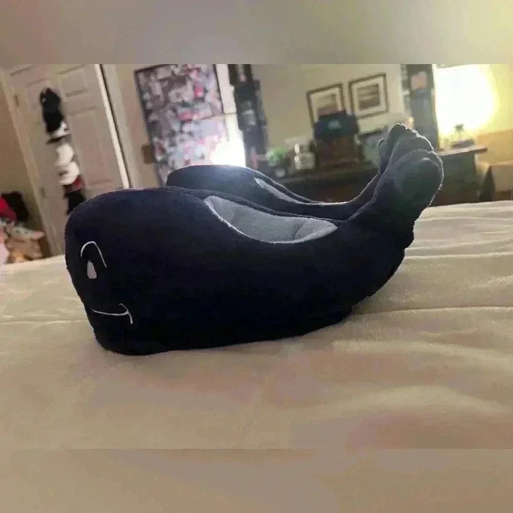 Kids Size Large (11/12) Vineyard Vines Whale Slippers